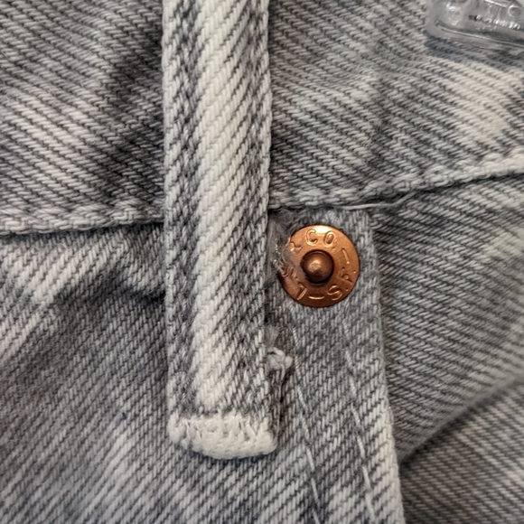 Vtg Levi's acid wash jean shorts baggy gray cotton denim high rise W42 - Picture 6 of 10